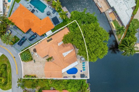 House in Oakland Park, Florida 3 bedrooms, 212.1 sq.m. № 1731789 - photo 2