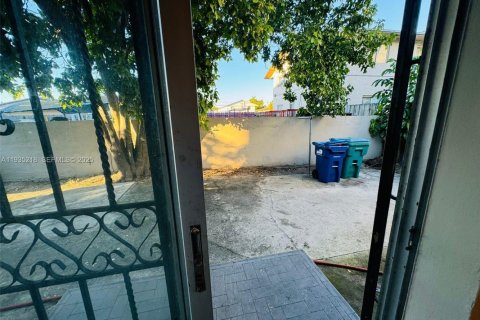 House in Sweetwater, Florida 2 bedrooms, 80.82 sq.m. № 1993381 - photo 11