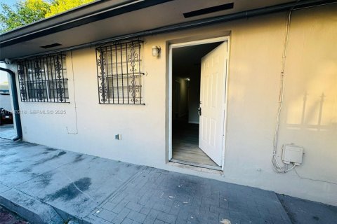 House in Sweetwater, Florida 2 bedrooms, 80.82 sq.m. № 1993381 - photo 2