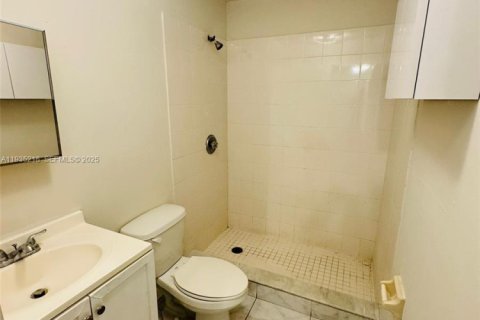 House in Sweetwater, Florida 2 bedrooms, 80.82 sq.m. № 1993381 - photo 8