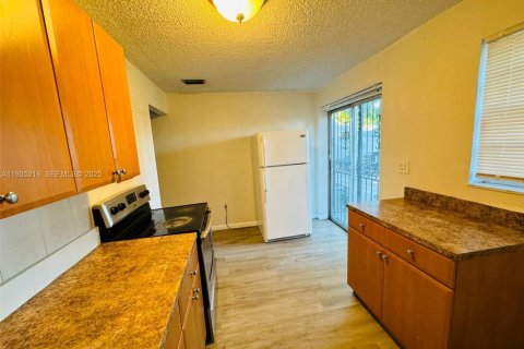 House in Sweetwater, Florida 2 bedrooms, 80.82 sq.m. № 1993381 - photo 9