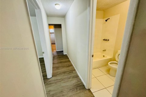 House in Sweetwater, Florida 2 bedrooms, 80.82 sq.m. № 1993381 - photo 5