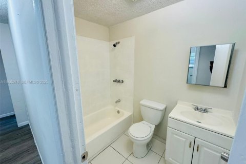 House in Sweetwater, Florida 2 bedrooms, 80.82 sq.m. № 1993381 - photo 4