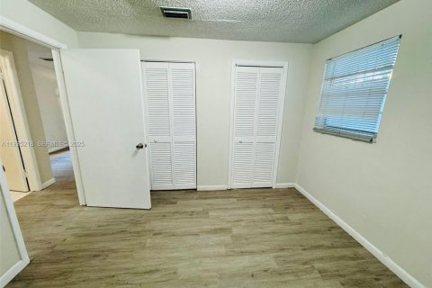 House in Sweetwater, Florida 2 bedrooms, 80.82 sq.m. № 1993381 - photo 7