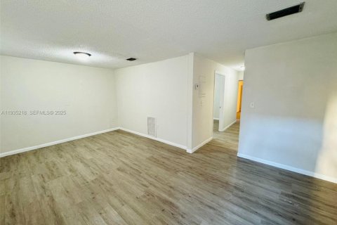 House in Sweetwater, Florida 2 bedrooms, 80.82 sq.m. № 1993381 - photo 3