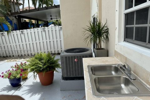 Townhouse in Miramar, Florida 3 bedrooms, 157.93 sq.m. № 1972035 - photo 9