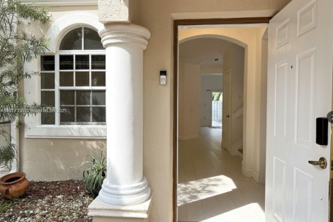 Townhouse in Miramar, Florida 3 bedrooms, 157.93 sq.m. № 1972035 - photo 3