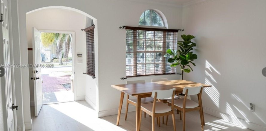 Townhouse in Miramar, Florida 3 bedrooms, 157.93 sq.m. № 1972035