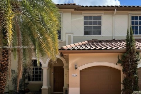 Townhouse in Miramar, Florida 3 bedrooms, 157.93 sq.m. № 1972035 - photo 2