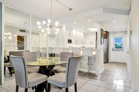 Copropriété à vendre à Hallandale Beach, Floride: 2 chambres, 97.55 m2 № 2088049 - photo 9