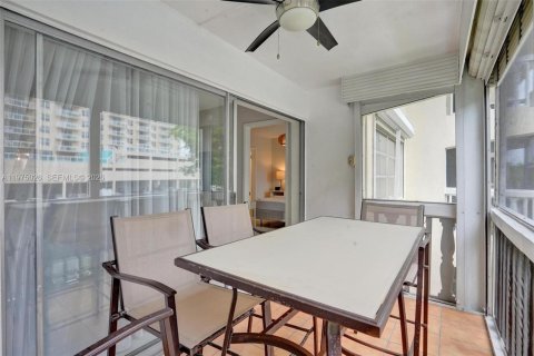 Copropriété à vendre à Hallandale Beach, Floride: 2 chambres, 97.55 m2 № 2088049 - photo 3