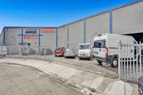 Propiedad comercial en venta en North Miami, Florida № 2153194 - foto 6