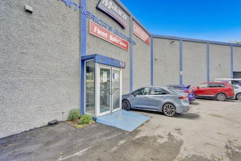 Propiedad comercial en venta en North Miami, Florida № 2153194 - foto 7