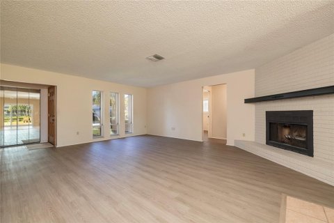 House in Pinellas Park, Florida 3 bedrooms, 122.63 sq.m. № 2304452 - photo 19