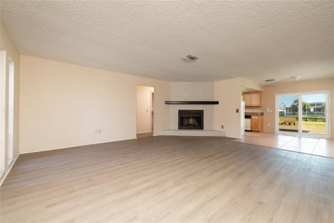 House in Pinellas Park, Florida 3 bedrooms, 122.63 sq.m. № 2304452 - photo 7