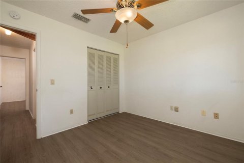 House in Pinellas Park, Florida 3 bedrooms, 122.63 sq.m. № 2304452 - photo 21
