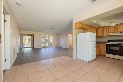 House in Pinellas Park, Florida 3 bedrooms, 122.63 sq.m. № 2304452 - photo 13