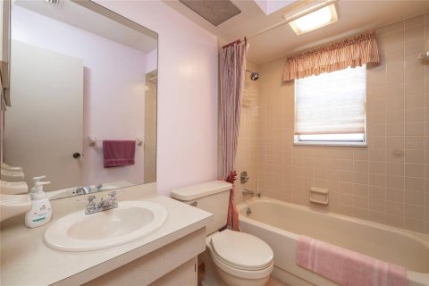 House in Pinellas Park, Florida 3 bedrooms, 122.63 sq.m. № 2304452 - photo 22