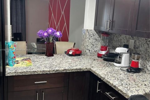 Condo in Hialeah Gardens, Florida, 2 bedrooms  № 1816505 - photo 5