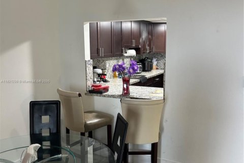 Condo in Hialeah Gardens, Florida, 2 bedrooms  № 1816505 - photo 7
