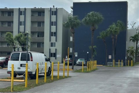 Condo in Hialeah Gardens, Florida, 2 bedrooms  № 1816505 - photo 2