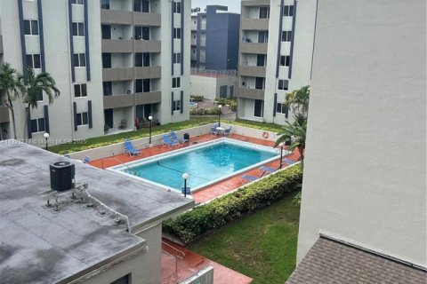 Condo in Hialeah Gardens, Florida, 2 bedrooms  № 1816505 - photo 3