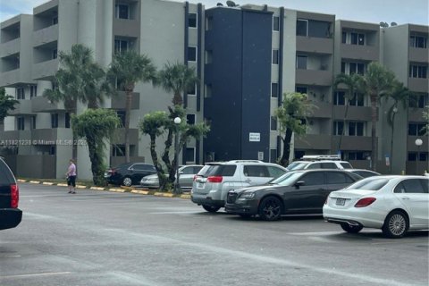 Condo in Hialeah Gardens, Florida, 2 bedrooms  № 1816505 - photo 1
