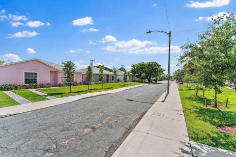 Casa en alquiler en West Palm Beach, Florida, 3 dormitorios, 116.13 m2 № 1182262 - foto 1