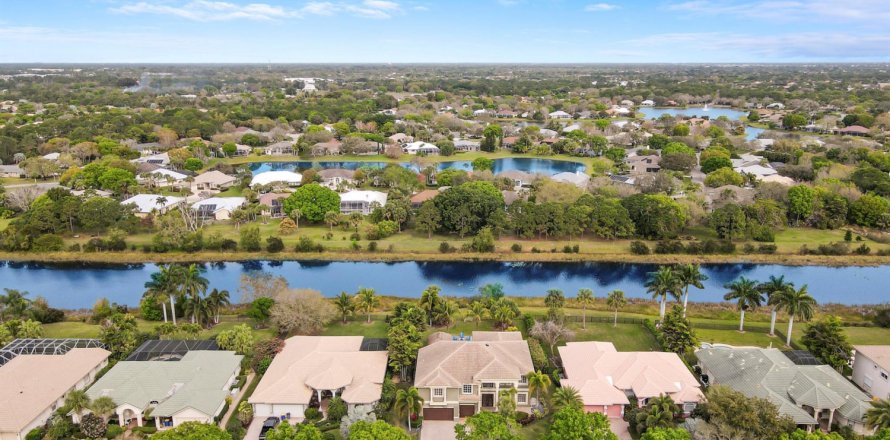House in Palm City, Florida 5 bedrooms, 386.29 sq.m. № 1099063