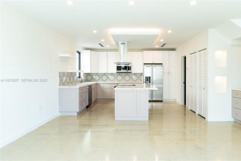 House in Key Largo, Florida 3 bedrooms № 2037954 - photo 2