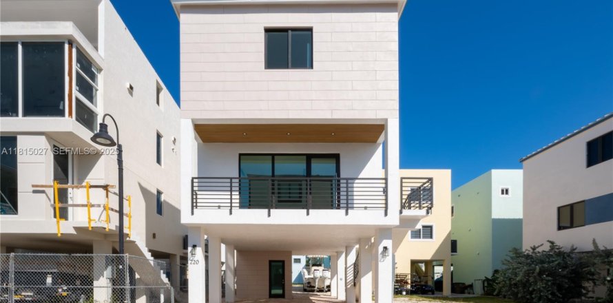 House in Key Largo, Florida 3 bedrooms № 2037954