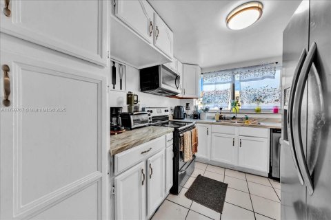 Condo in Lauderhill, Florida, 2 bedrooms  № 1959499 - photo 13