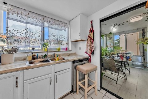 Condo in Lauderhill, Florida, 2 bedrooms  № 1959499 - photo 16