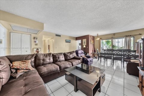 Condo in Lauderhill, Florida, 2 bedrooms  № 1959499 - photo 12