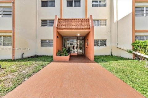 Condo in Lauderhill, Florida, 2 bedrooms  № 1959499 - photo 2