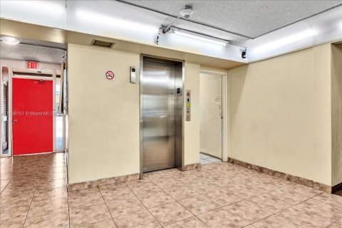 Condo in Lauderhill, Florida, 2 bedrooms  № 1959499 - photo 5