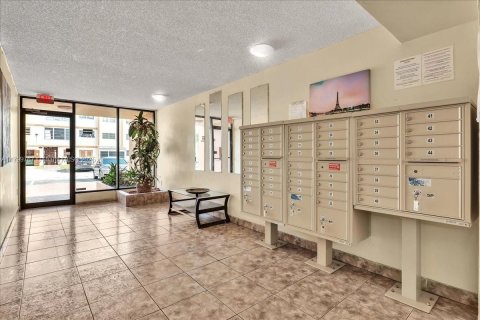 Condo in Lauderhill, Florida, 2 bedrooms  № 1959499 - photo 4