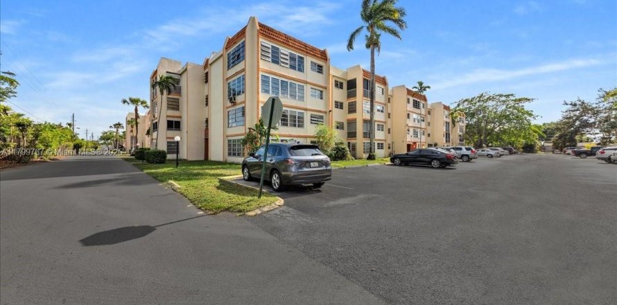 Condo in Lauderhill, Florida, 2 bedrooms  № 1959499