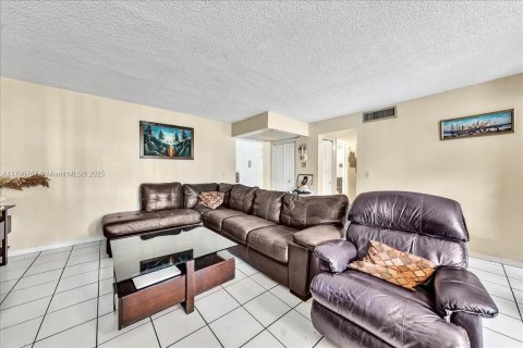 Condo in Lauderhill, Florida, 2 bedrooms  № 1959499 - photo 11