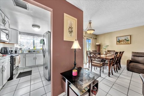 Condo in Lauderhill, Florida, 2 bedrooms  № 1959499 - photo 8