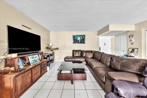 Condo in Lauderhill, Florida, 2 bedrooms  № 1959499 - photo 10