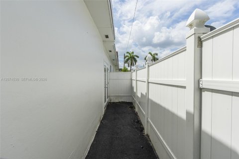Casa en venta en Hollywood, Florida, 4 dormitorios, 218.51 m2 № 2312147 - foto 11