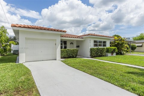 Casa en venta en Hollywood, Florida, 4 dormitorios, 218.51 m2 № 2312147 - foto 4