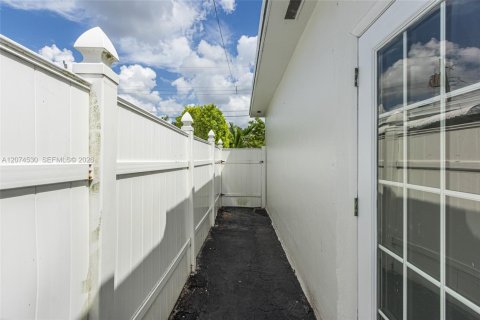Casa en venta en Hollywood, Florida, 4 dormitorios, 218.51 m2 № 2312147 - foto 10