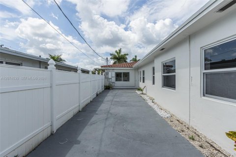 Casa en venta en Hollywood, Florida, 4 dormitorios, 218.51 m2 № 2312147 - foto 9