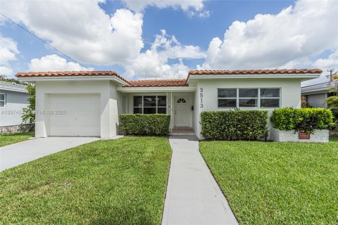 Casa en Hollywood, Florida 4 dormitorios, 218.51 m2 № 2312147