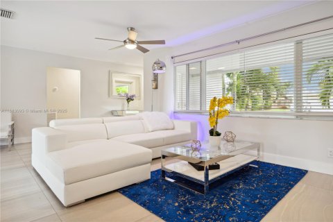 House in Fort Lauderdale, Florida 3 bedrooms, 147.16 sq.m. № 1978743 - photo 2