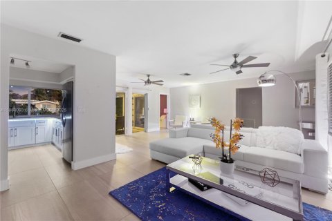 House in Fort Lauderdale, Florida 3 bedrooms, 147.16 sq.m. № 1978743 - photo 8