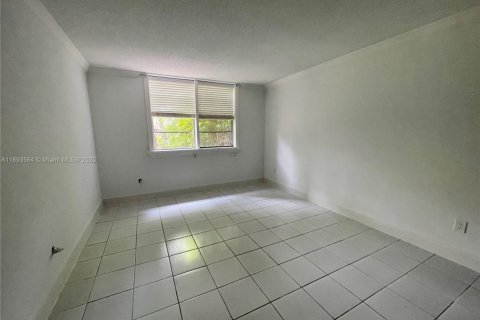 Condo in Doral, Florida, 2 bedrooms  № 1945685 - photo 6