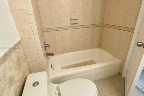 Condo in Doral, Florida, 2 bedrooms  № 1945685 - photo 9
